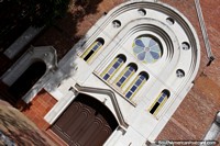 A fachada arcada e janelas de Parroquia Maria Auxiliadora em Resistencia. Argentina, América do Sul.