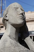 Versão maior do Figura en la Playa por Eros Ruben Vanz, escultura de pedra em Resistencia.