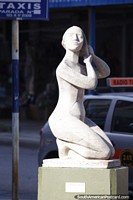 Figura en la Playa por Eros Ruben Vanz, (Menina na Praia) escultura de pedra em Resistencia, sol brilhante. Argentina, América do Sul.