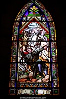 Versão maior do Sacerdote e um cavalo branco, janela de vidro manchada em catedral de Bariloche.