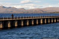 Versão maior do Pilar de ponte de pesca e passeio sobre as águas de Lago de Nahuel Huapi em Bariloche.