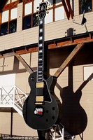 Versión más grande de Un gigante Gibson Les Paul dio una palmada en el lateral del edificio del club nocturno Puerto Rock en Bariloche.
