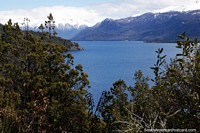O primeiro vislumbre do Lago Traful que está em uma altitude de 760 m e é 38 km de longitude. Argentina, América do Sul.