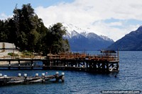 Casa de campo Traful, os molhes de barco e lago, um belo lugar de ir pescar ou acampar. Argentina, América do Sul.