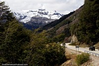 O caminho e montanhas perto do Lago Villarino entre Villa La Angostura e San Martin dos Andes. Argentina, América do Sul.