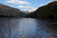 O lago Falkner, outro de 7 lagos famosos entre Villa La Angostura e San Martin dos Andes. Argentina, América do Sul.