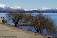 A linha costeira de um lago, árvores e montanhas em Bariloche. Argentina, América do Sul.