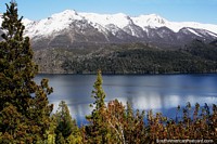 Um dos belos lagos ao sul de Bariloche, tem 3 lagos a caminho de El Bolson. Argentina, América do Sul.