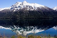 Parece a uma baleia de corcunda, a reflexão de uma montanha coberta de neve no lago entre Bariloche e El Bolson. Argentina, América do Sul.