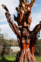 Versión más grande de Mujer indígena tallada en el tronco de un árbol en Plaza Pagano en El Bolsón.