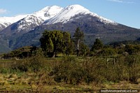 Versão maior do Enormes montanhas cobertas de neve em Los Cipreses perto da borda que atravessa ao Chile.
