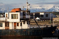 Versão maior do A bela luz de manhã brilha nos barcos no porto em Ushuaia.