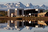 Incluso los edificios estándar se ven geniales cuando se reflejan en las aguas de Ushuaia. Argentina, Sudamerica.