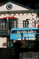 Museo del Fin del Mundo y un autobús azul de dos pisos en Ushuaia. Argentina, Sudamerica.