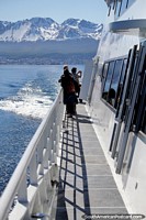 As viagens de barco fora no canal em Ushuaia bem fixam-se o preço em aproximadamente $USD80. Argentina, América do Sul.