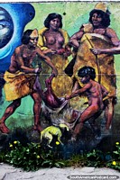 Os povos indïgenas da Terra do Fogo pegam um animal, arte de rua em Ushuaia. Argentina, América do Sul.
