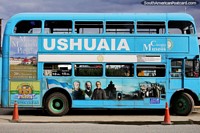 O ônibus de veïculo de dois andares azul de uma viagem dos museus em Ushuaia. Argentina, América do Sul.