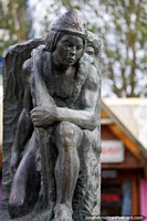 Escultura de bronze em lembrança dos povos indïgenas da Terra de Fogo, a Patagônia, Ushuaia. Argentina, América do Sul.
