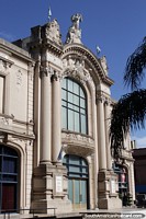 Versão maior do O Teatro municipal o primeiro de maio construiu em 1905 em Santa Fé com altas colunas na frente.