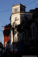 A criação com uma torre de relógio antiga na área de compras em Santa Fé. Argentina, América do Sul.