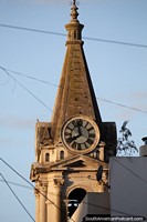 Igreja com torre de relógio na distância em Santa Fé, cidade histórica. Argentina, América do Sul.
