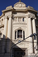 Edifïcio antigo em Santa Fé central, Banco da Nação, com altas colunas amarelas. Argentina, América do Sul.