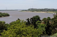 Versão maior do Bela visão do Rio Paraná, somente alguns blocos da cidade em Paraná.