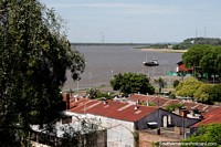 O Rio Paraná é uma grande vista na cidade e um belo lugar de estar em Paraná. Argentina, América do Sul.