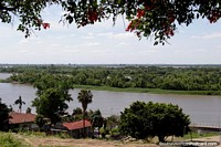 Contemplando do alto o Rio Paraná e a área circundante, um grande lugar em Paraná. Argentina, América do Sul.
