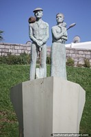Versión más grande de Hombre con pala, mujer y niño, monumento en Mar del Plata, pájaros anidan en su hombro.