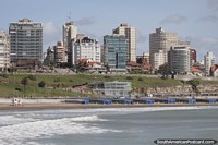 Atraente paisagem urbana atrás da praia e do mar em Mar del Plata. Argentina, América do Sul.
