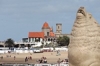Versión más grande de Playa entre el monumento a los lobos marinos y la torre del castillo en Mar del Plata.