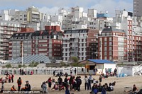 Prédios de apartamentos atrás da praia em Mar del Plata. Argentina, América do Sul.