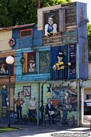 Fachada louca feita de madeira e ferro corrugado com figuras e quadros murais em La Boca, Buenos Aires. Argentina, América do Sul.