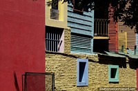 Colores, formas y texturas, la clásica calle de coloridos edificios en La Boca, Buenos Aires. Argentina, Sudamerica.