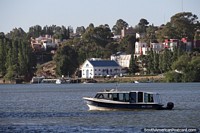 Lancha de pasajeros viene de Patagones a Viedma por el río Negro. Argentina, Sudamerica.
