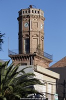 Torre do relógio de tijolos da biblioteca construída em 1887 em Viedma. Argentina, América do Sul.