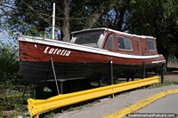 Versão maior do Lutetia, um velho barco de madeira em exposição à beira-mar em Patagones.