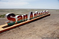 Gran cartel, San Antonio Oeste, la playa y la costa con marea baja, como un desierto.