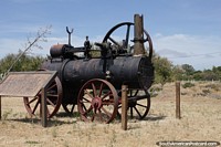 Versão maior do Motor de trem preto do lado de fora do Museu Jacobacci em San Antonio Oeste.