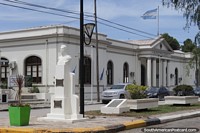 Edificio de gobierno con columnas y bandera en San Antonio Oeste. Argentina, Sudamerica.