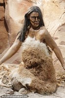 Figura feminina vestida de peles, as primeiras pessoas da Patagônia, museu de ciências, Trelew. Argentina, América do Sul.
