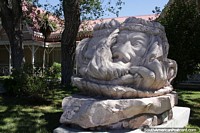 Escultura em pedra de um rosto fora do museu de artes visuais em Trelew.