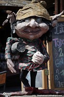 Divertido personaje sosteniendo un barril y usando un sombrero flexible en El Calafate. Argentina, Sudamerica.