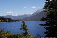 Lago Gutiérrez, uno de tantos lagos alrededor de Bariloche. Argentina, Sudamerica.