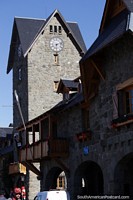 Versión más grande de Torre del reloj de piedra del Centro Cívico de Bariloche.