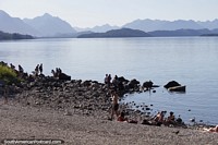 Aguas tranquilas del lago Nahuel Huapi, agradable escenario de playa en Bariloche. Argentina, Sudamerica.