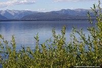Versão maior do Lago Nahuel Huapi em Bariloche com montanhas ao redor.
