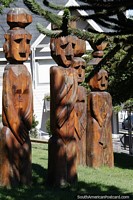 Grupo de 4 esculturas de madera en el césped con vista al lago en Bariloche. Argentina, Sudamerica.