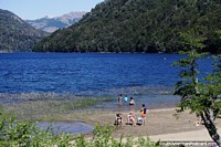 La gente disfruta de la playa en el lago Falkner, al sur de San Martín de los Andes. Argentina, Sudamerica.
